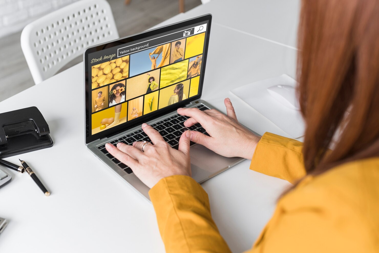 笔记本电脑屏幕上的高质量图像。 女人在网上商店看图片